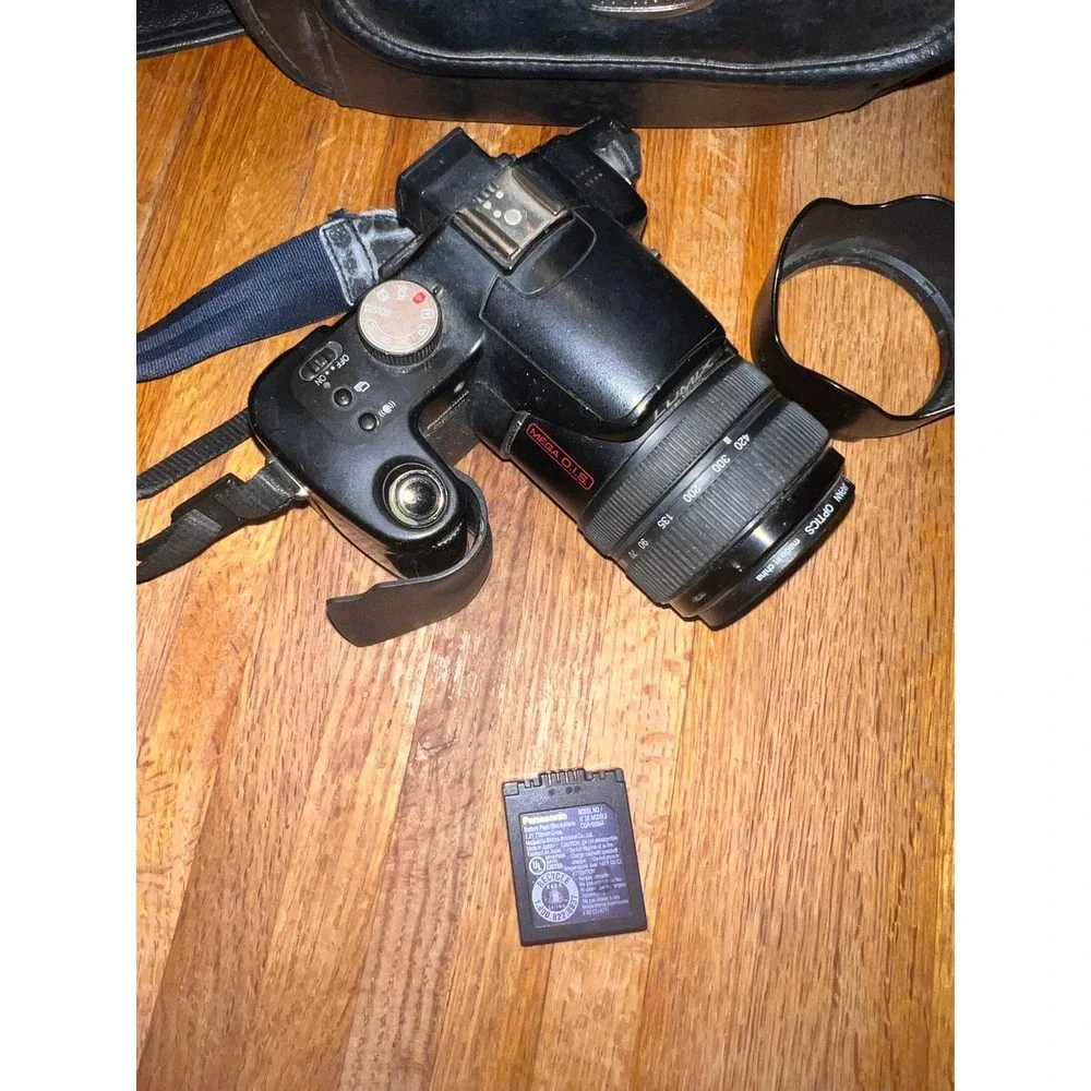 Panasonic Lumix DMC-FZ50 Digital Camera 12x Optical Zoom Leica Lens Bundle Bag